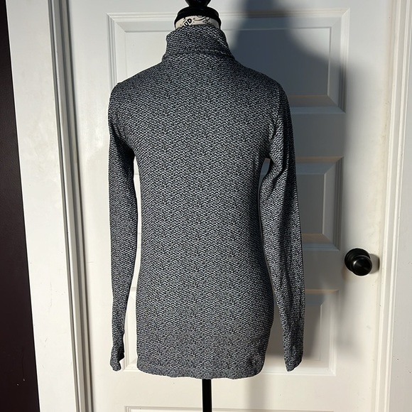 Athleta S Small Flurry Peak Gray Black Long Sleeve Turtleneck Base Top layer - Picture 5 of 7